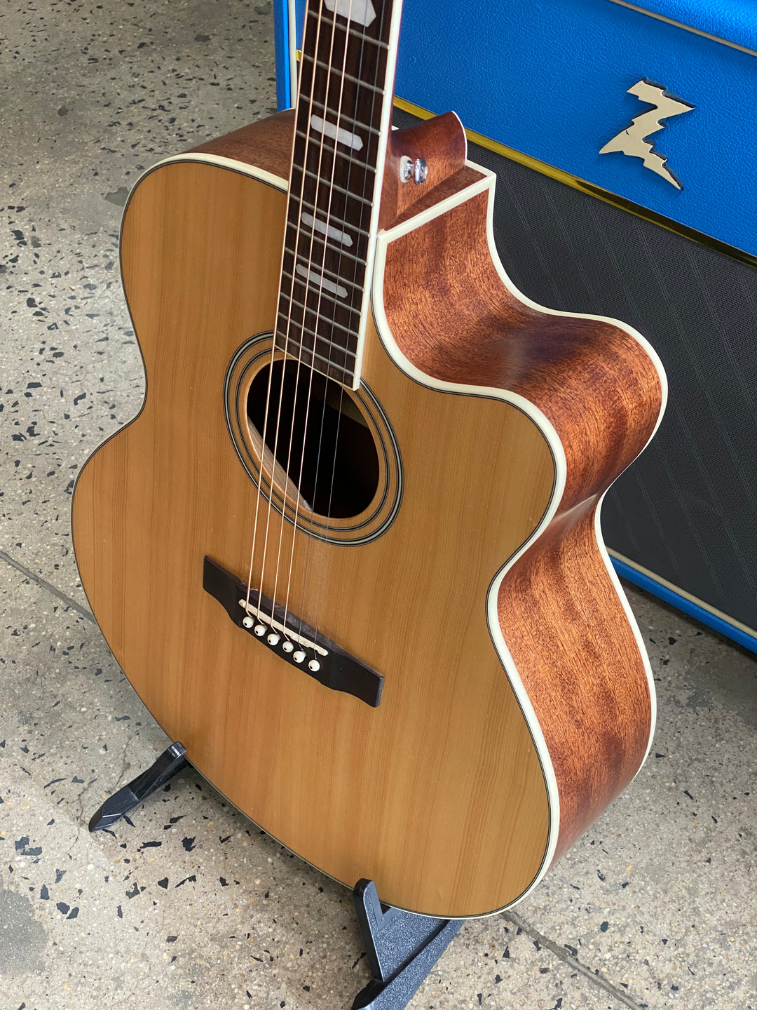 Cort CJ1F NS Jumbo Acoustic Electric Guitar W/case ***Pre Loved***