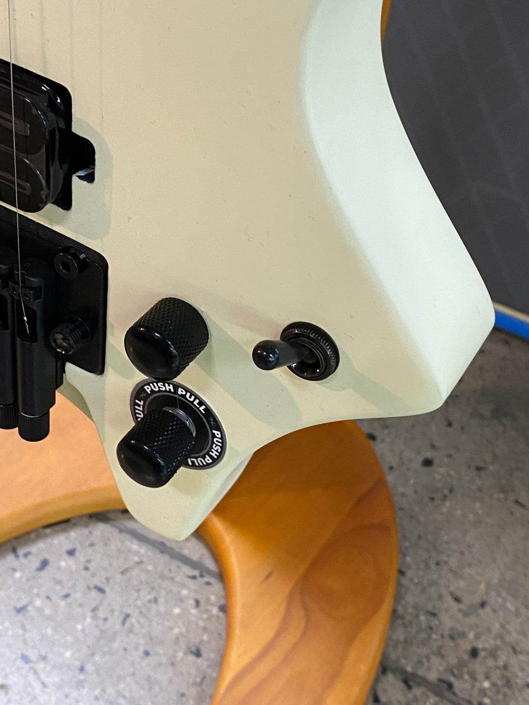Hils HN4S-IV Headless Electric Guitar | Satin ivory