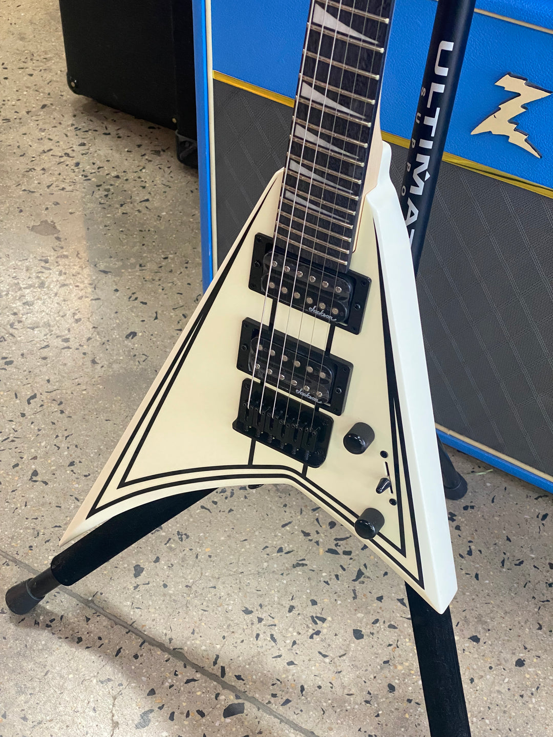 Jackson JS1X RR Minion Vintage White w/black pin stripes