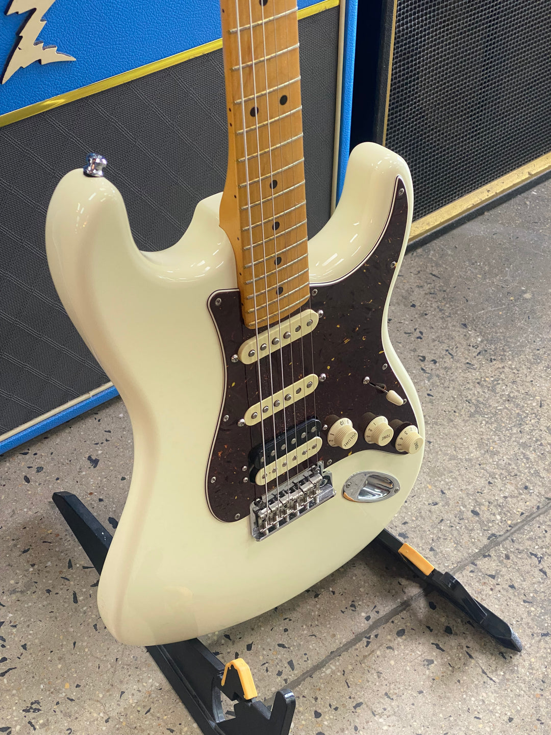 Fender 2023 AM Pro II Stratocaster HSS Maple Fingerboard OLW W/case ***Pre Loved***