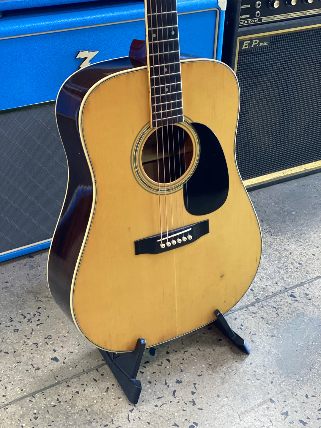 Morris Guitars W-25 Acoustic Guitar w/case ***pre loved***