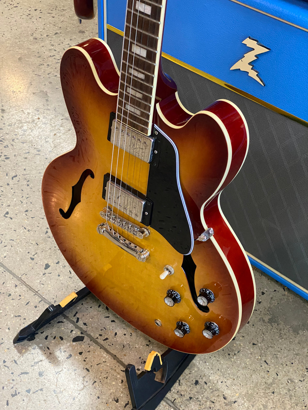 Epiphone 2022 ES-335 Figured Raspberry Tea Burst W/Mono bag ***Pre loved***