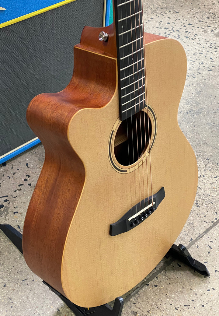 Tanglewood TWR2SFCELH Roadster II Superfolk Cutaway acoustic/electric guitar