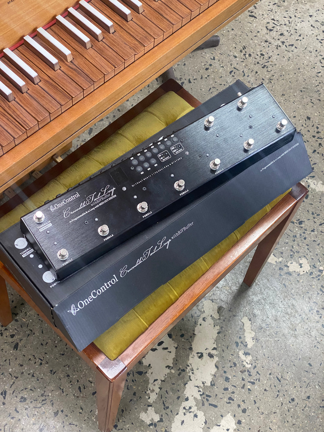 One Control OC10 Crocodile Tail Loop Switcher w/box ***Pre Loved***