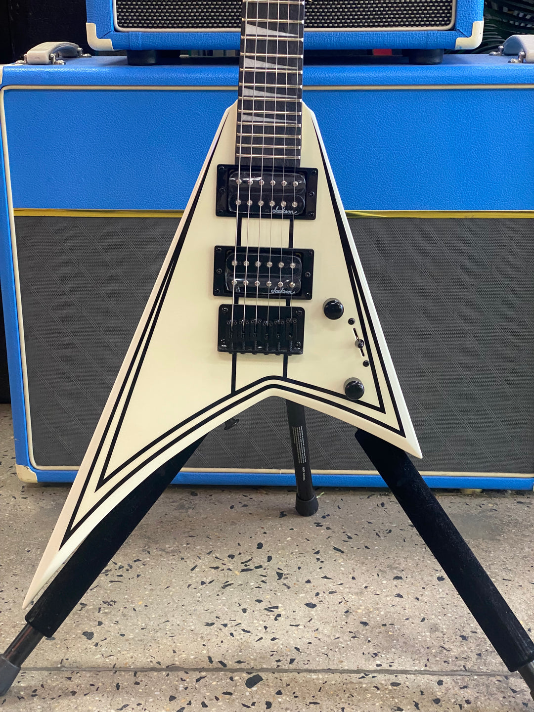 Jackson JS1X RR Minion Vintage White w/black pin stripes
