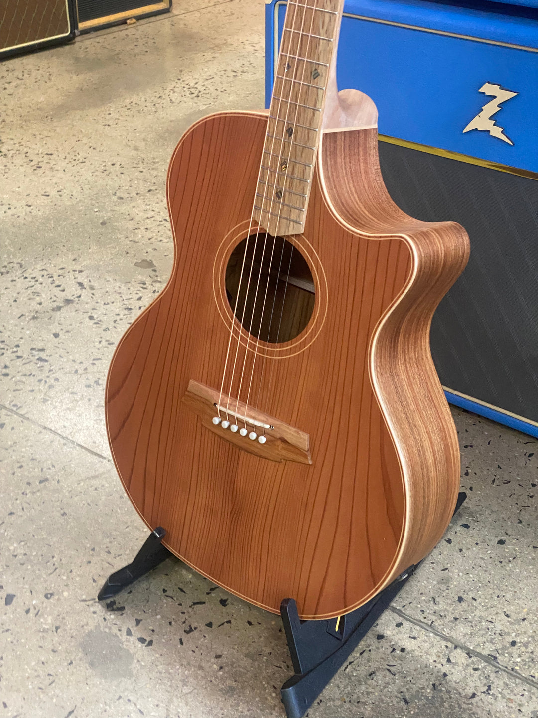 Cole Clark AN2EC-RDBL Redwood Top, Blackwood back and sides