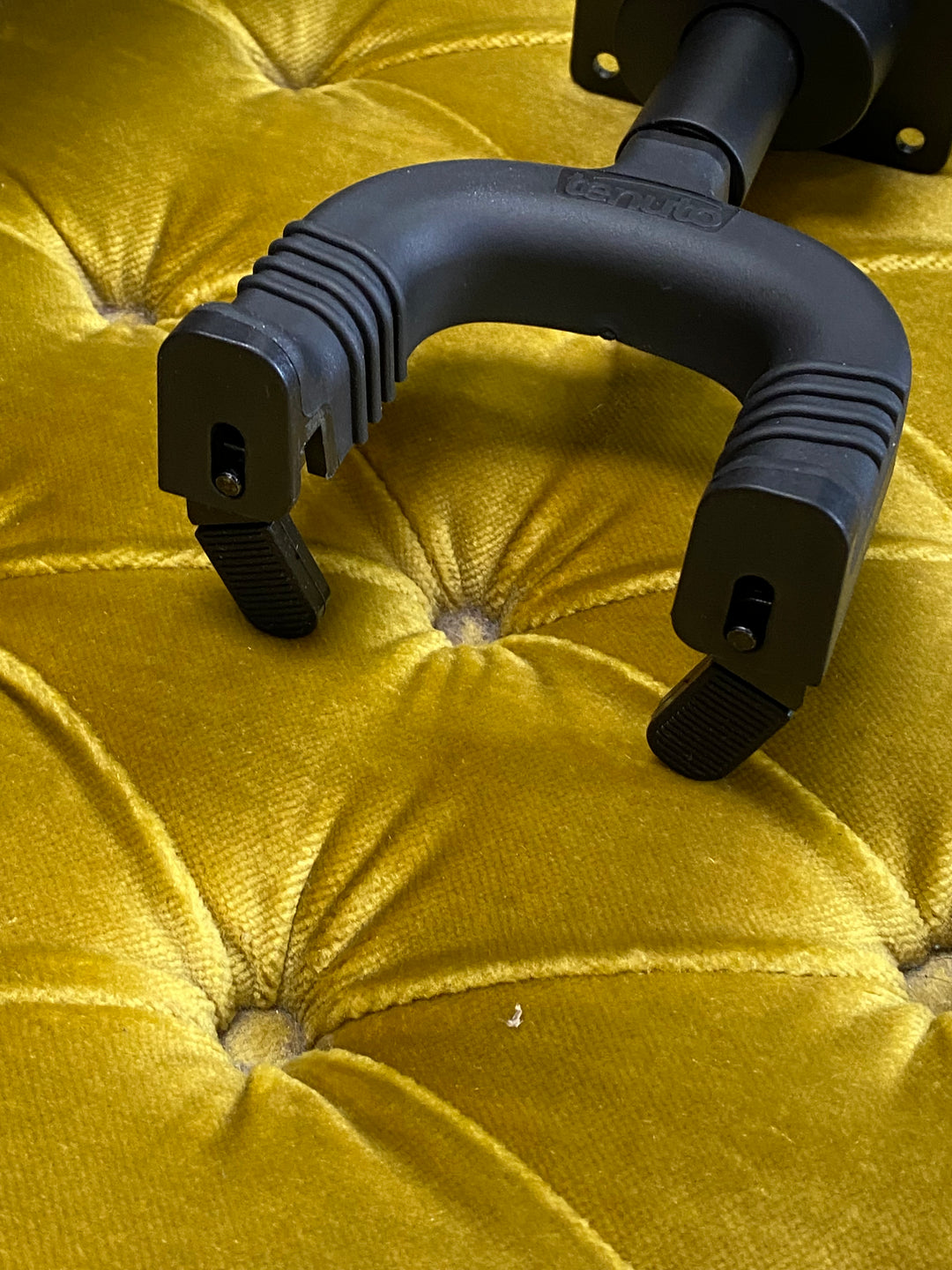 Tenuto Guitar Wall Hanger Self Locking