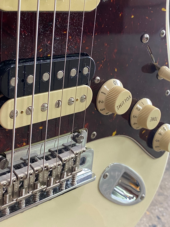 Fender 2023 AM Pro II Stratocaster HSS Maple Fingerboard OLW W/case ***Pre Loved***