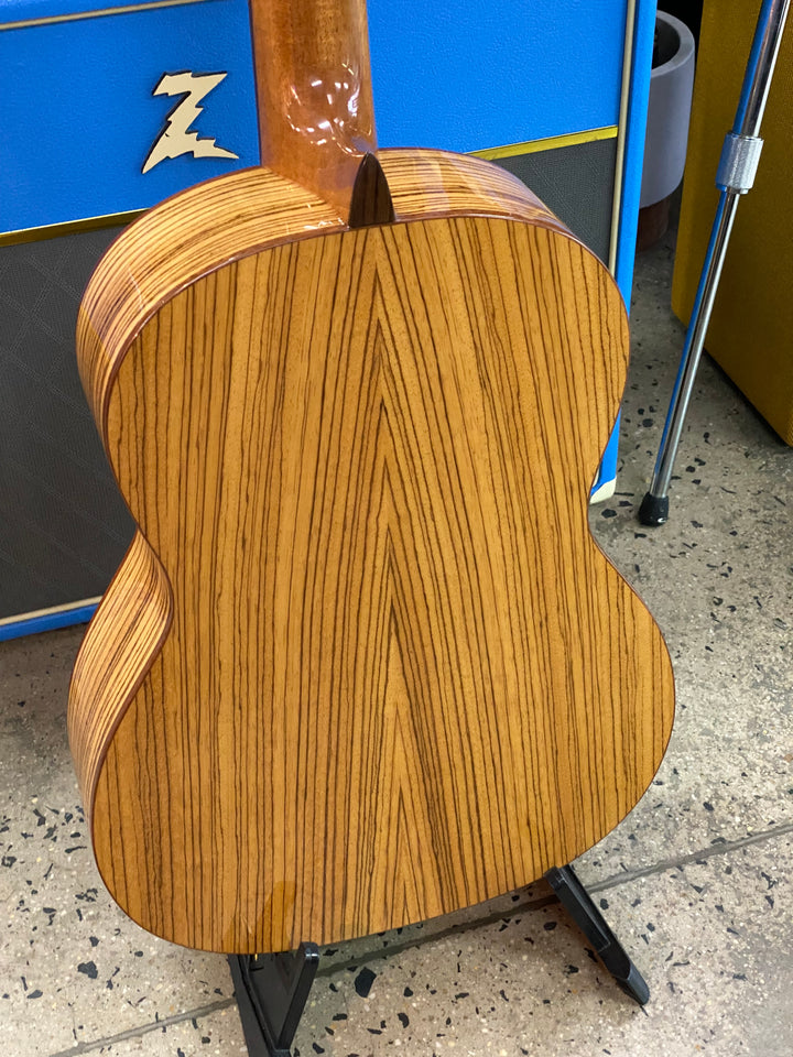 Manuel Rodriguez Concert 4/4 Gloss Academia 40-C Cedar / Zebrano