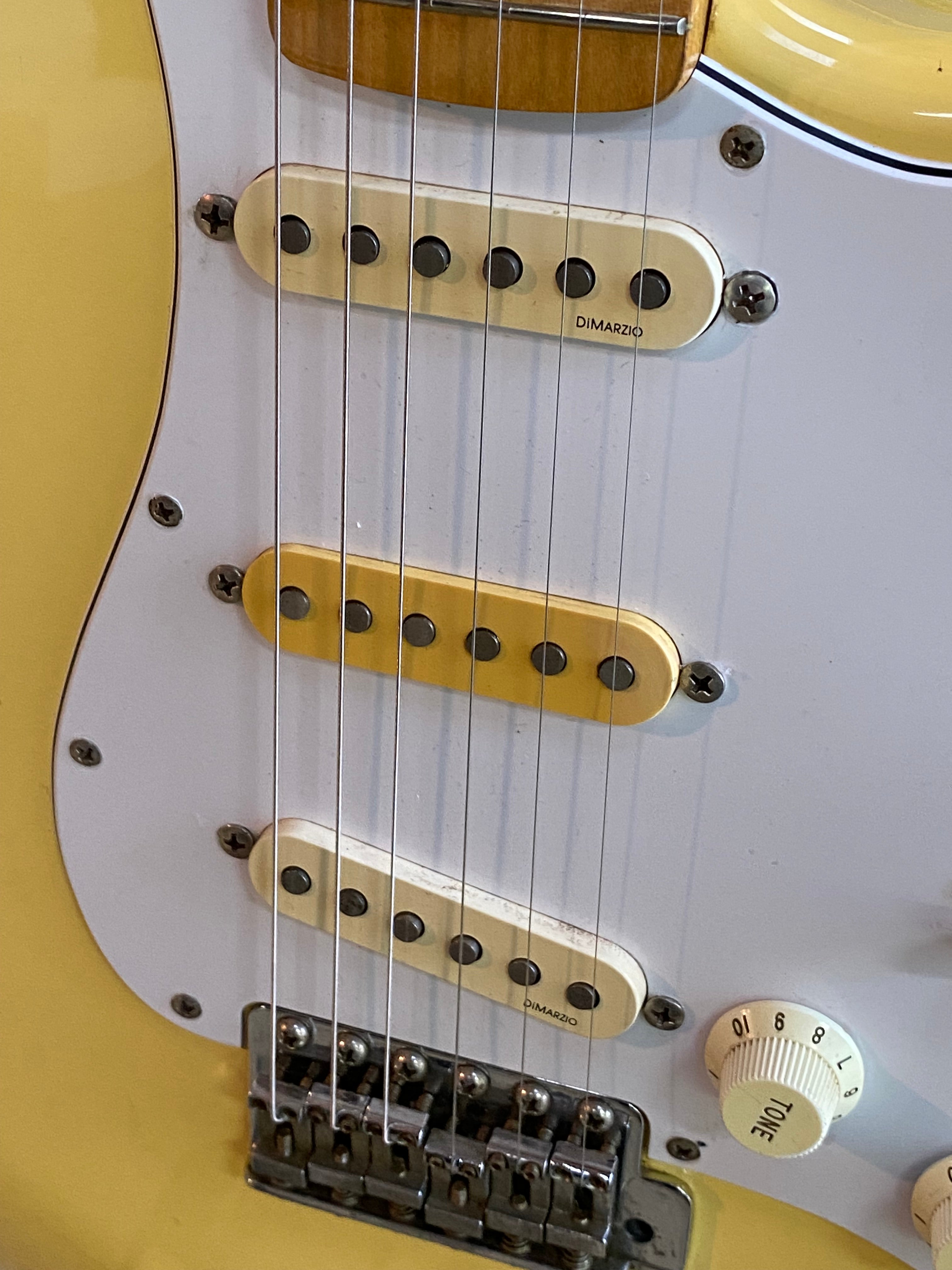 Fender Stratocaster ST-72 86DSC 【難あり】 Fender JAPAN ST72-86 DSC - Yellow White | Blue Guitars Online Store