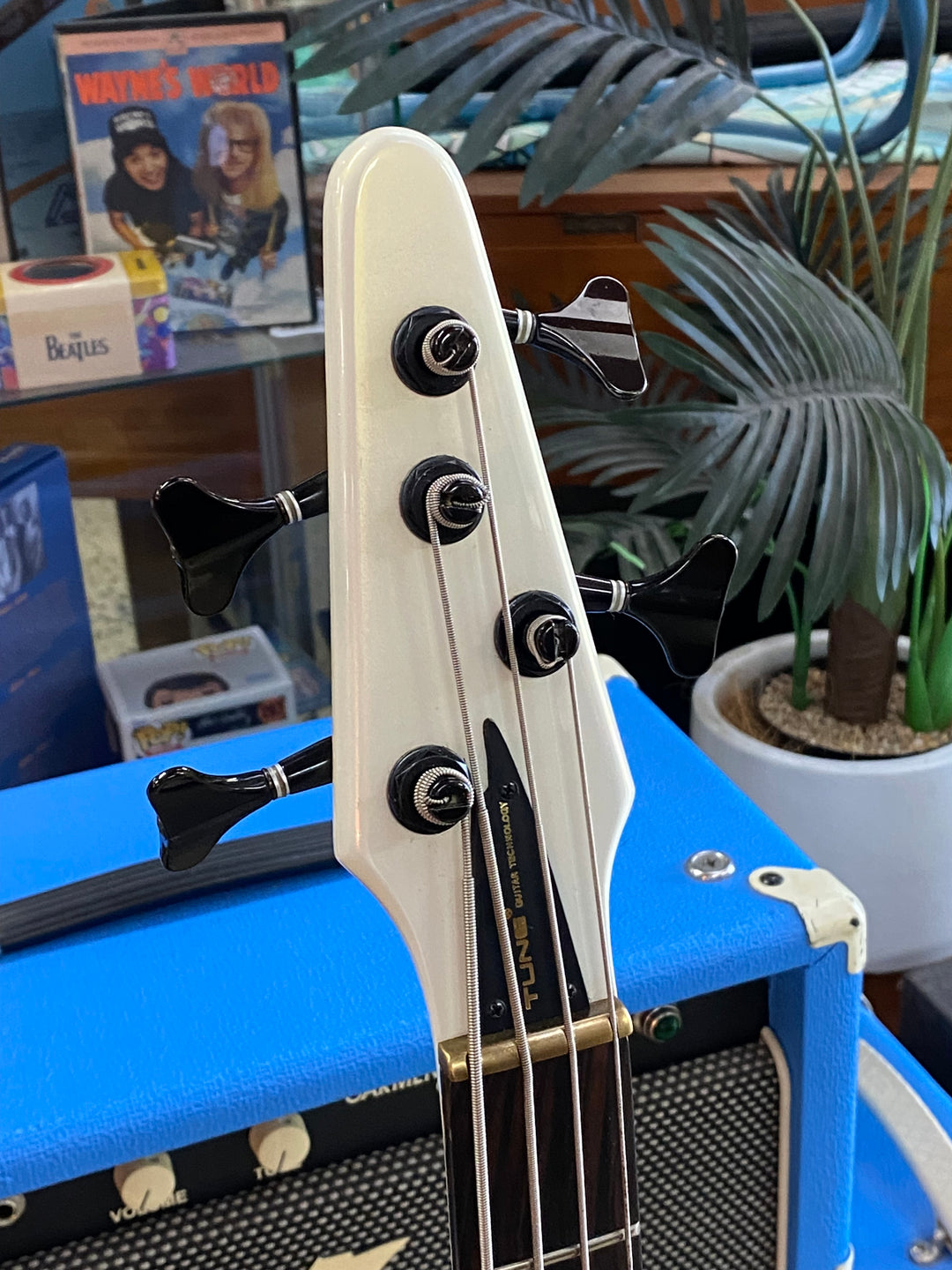 Bass Maniac by Tune Active Bass Guitar wbag | White ***pre loved***