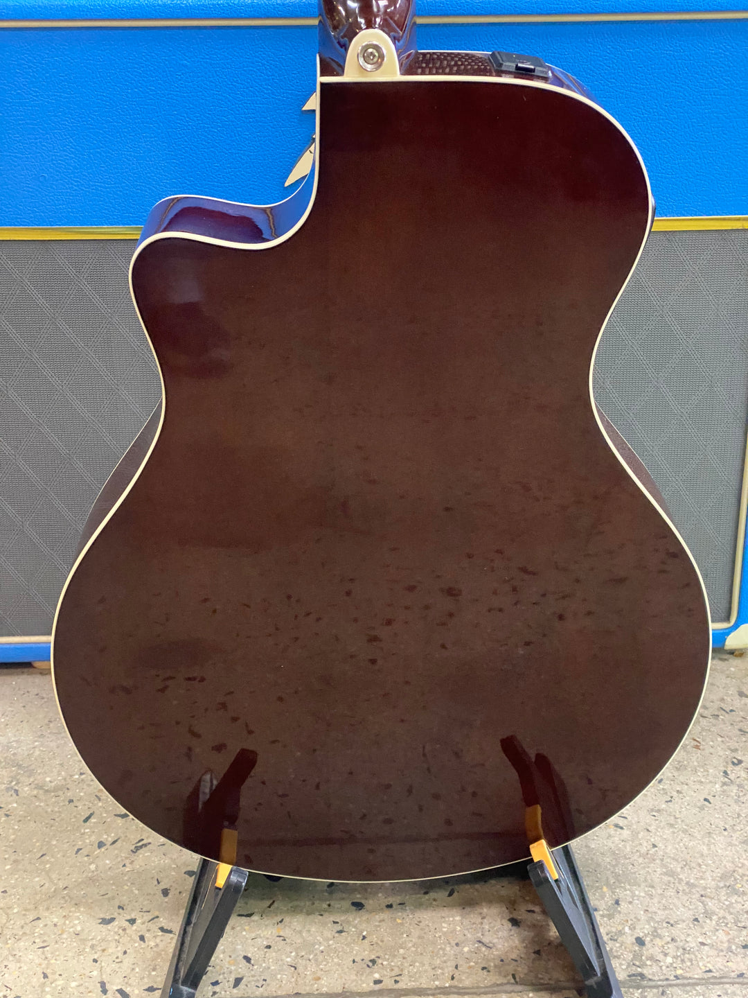 Yamaha APX500 V1 Thinline Acoustic Electric Guitar OVS W/bag ***Pre Loved***