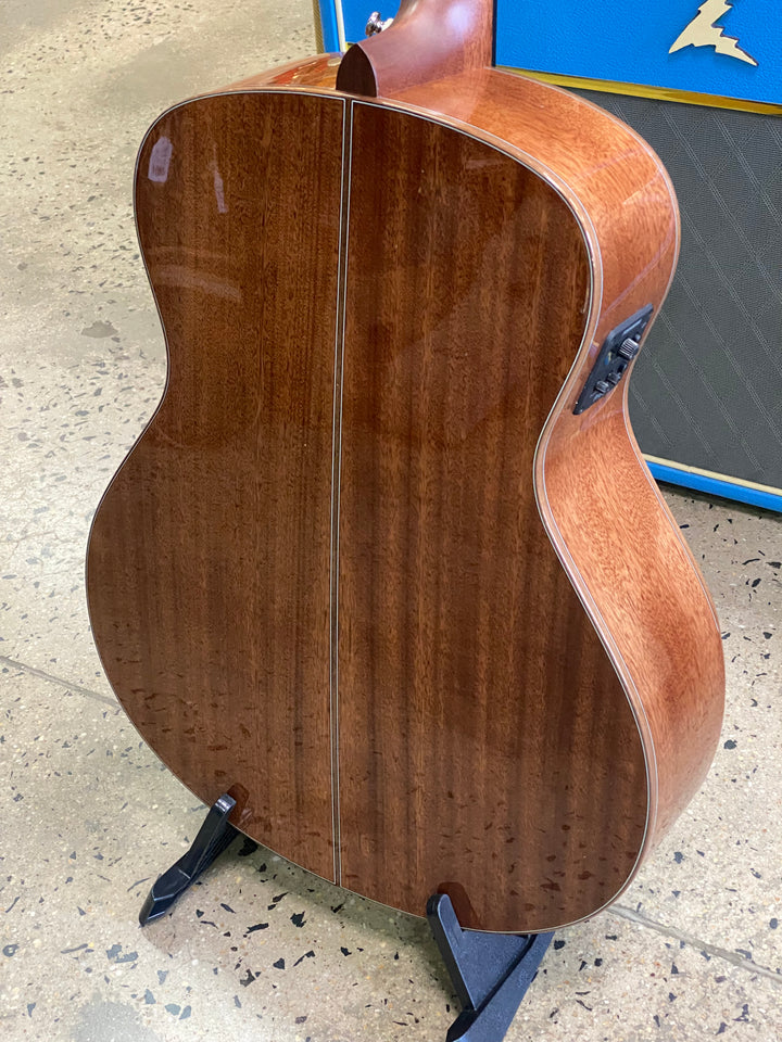 Walden Grand Auditorium All Solid Spruce top Mahogany Back and Sides