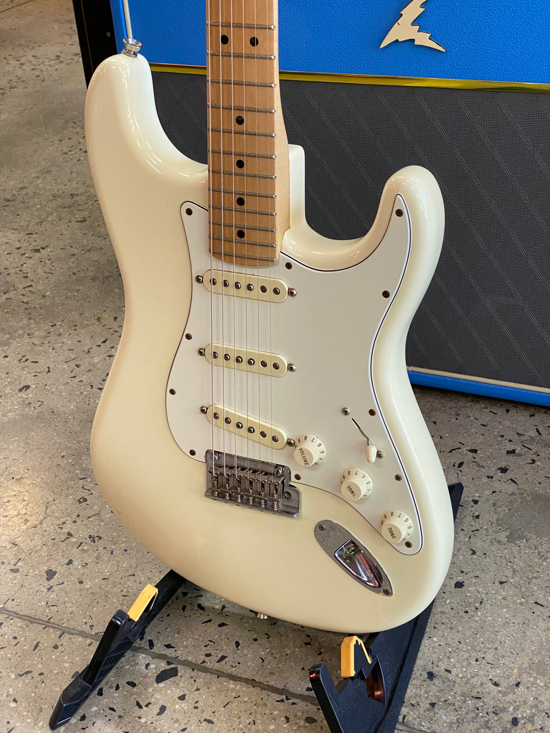 Fender 2019 American Pro Strat Maple w/case | Olympic White ***Pre Loved***