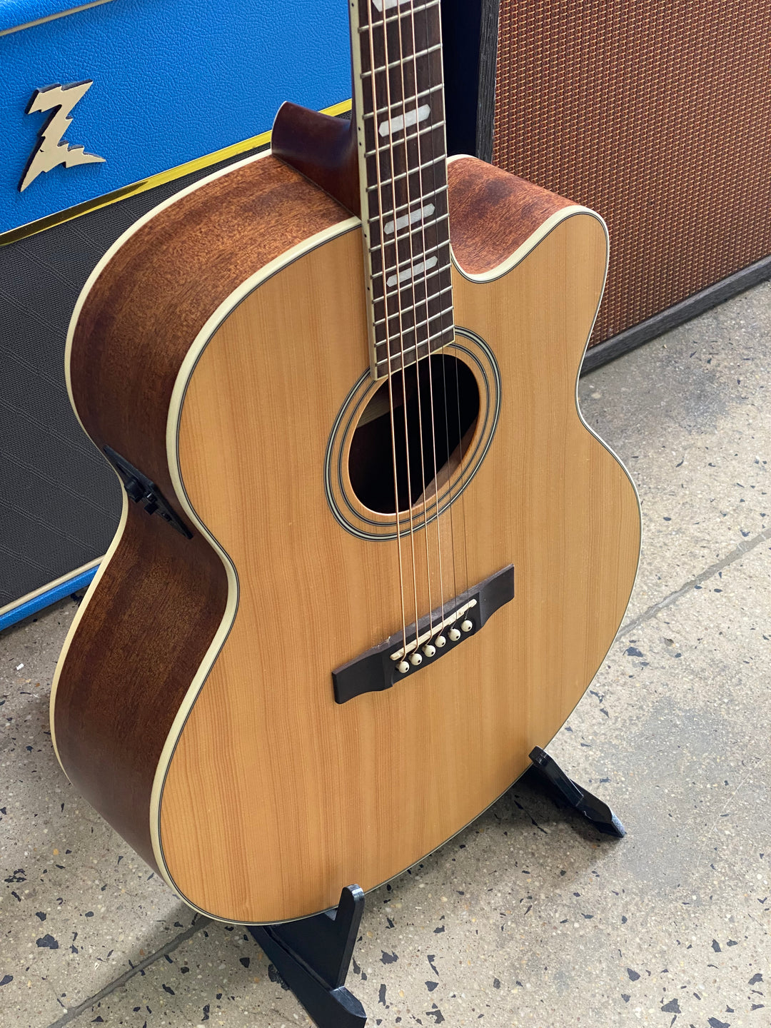 Cort CJ1F NS Jumbo Acoustic Electric Guitar W/case ***Pre Loved***