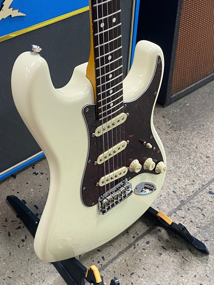 Fender 2021 American Professional II Stratocaster RW Olympic White W/case ***Pre Loved***