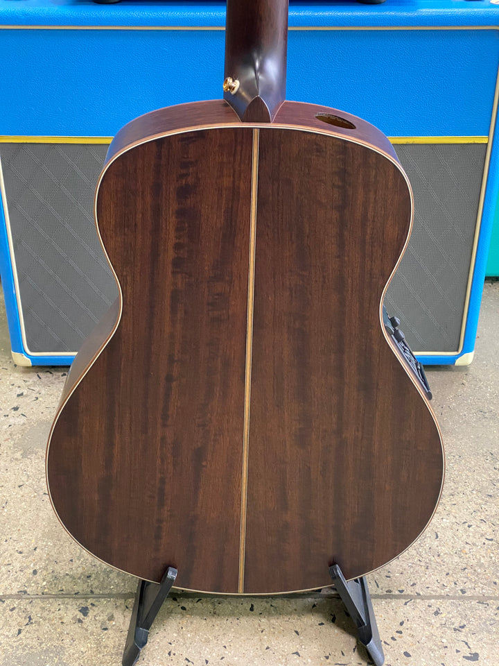 Walden Grand Auditorium Body Baritone Acoustic Solid Spruce Top