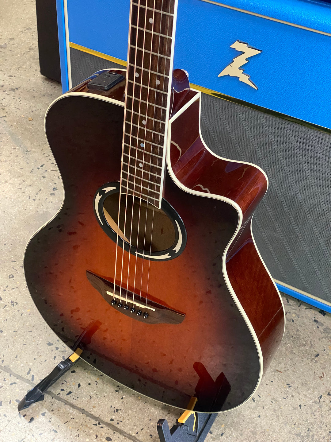 Yamaha APX500 V1 Thinline Acoustic Electric Guitar OVS W/bag ***Pre Loved***