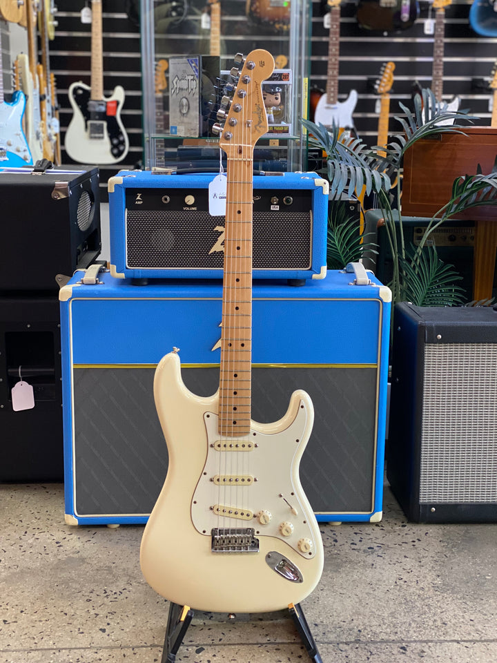 Fender 2019 American Pro Strat Maple w/case | Olympic White ***Pre Loved***