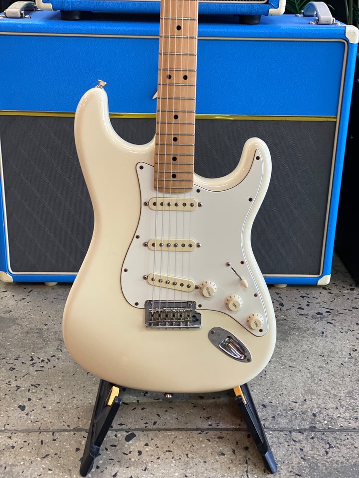 Fender 2019 American Pro Strat Maple w/case | Olympic White ***Pre Loved***