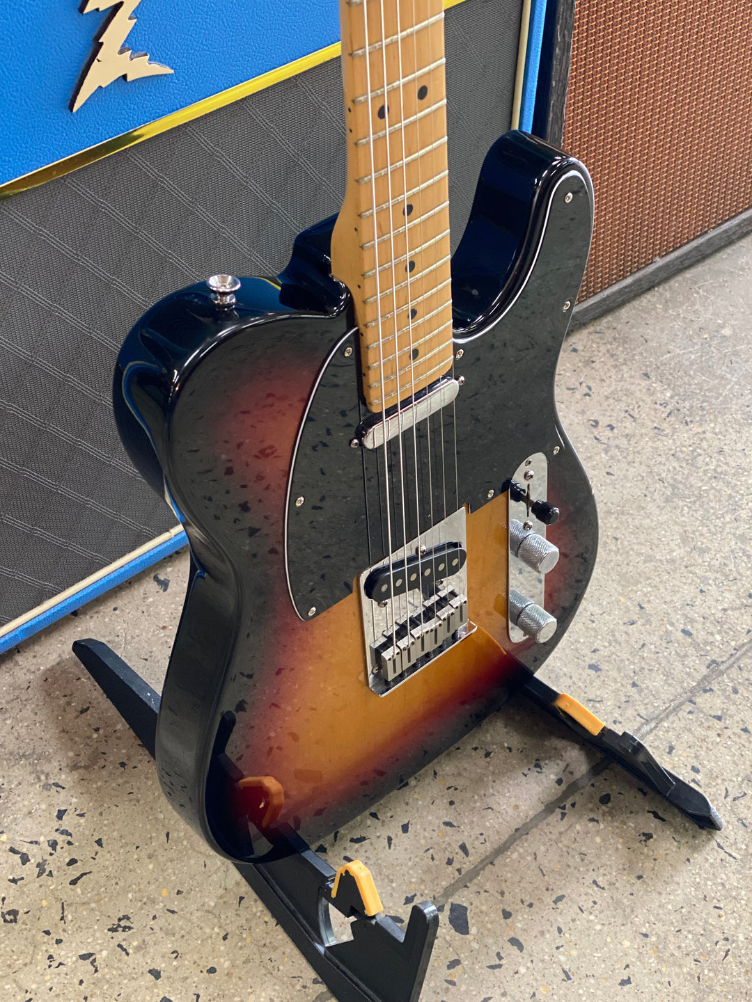 Fender USA 2004 American Series Telecaster Maple Neck Sunburst W/case ***Pre Loved***