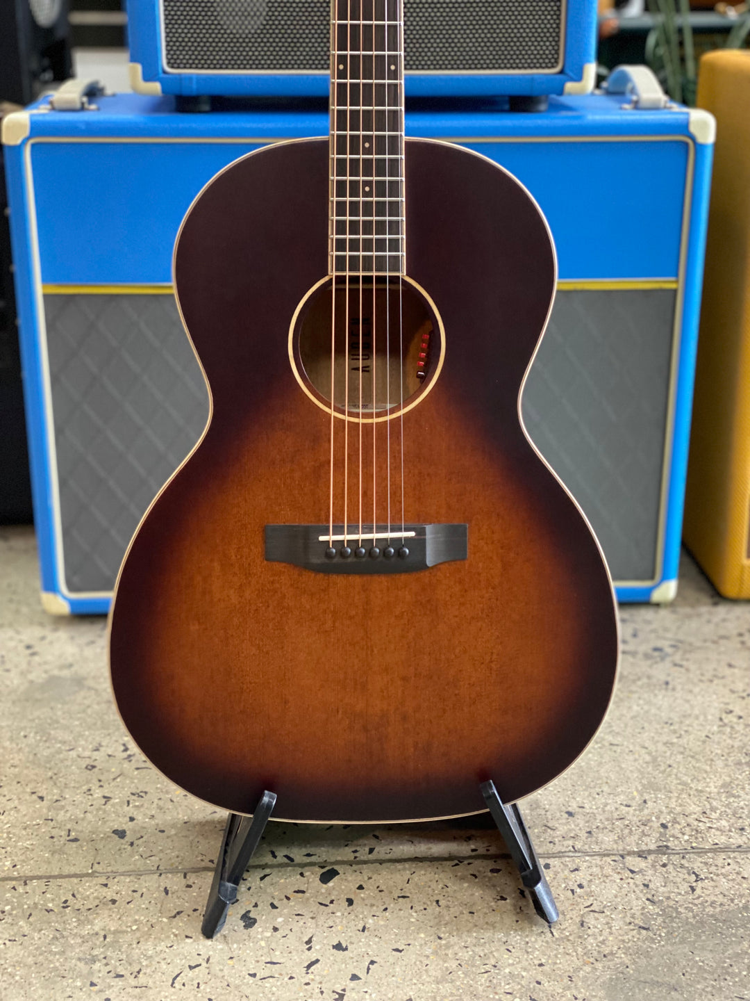 Auden Guitars Tobacco Series w/case – Chester Full Body