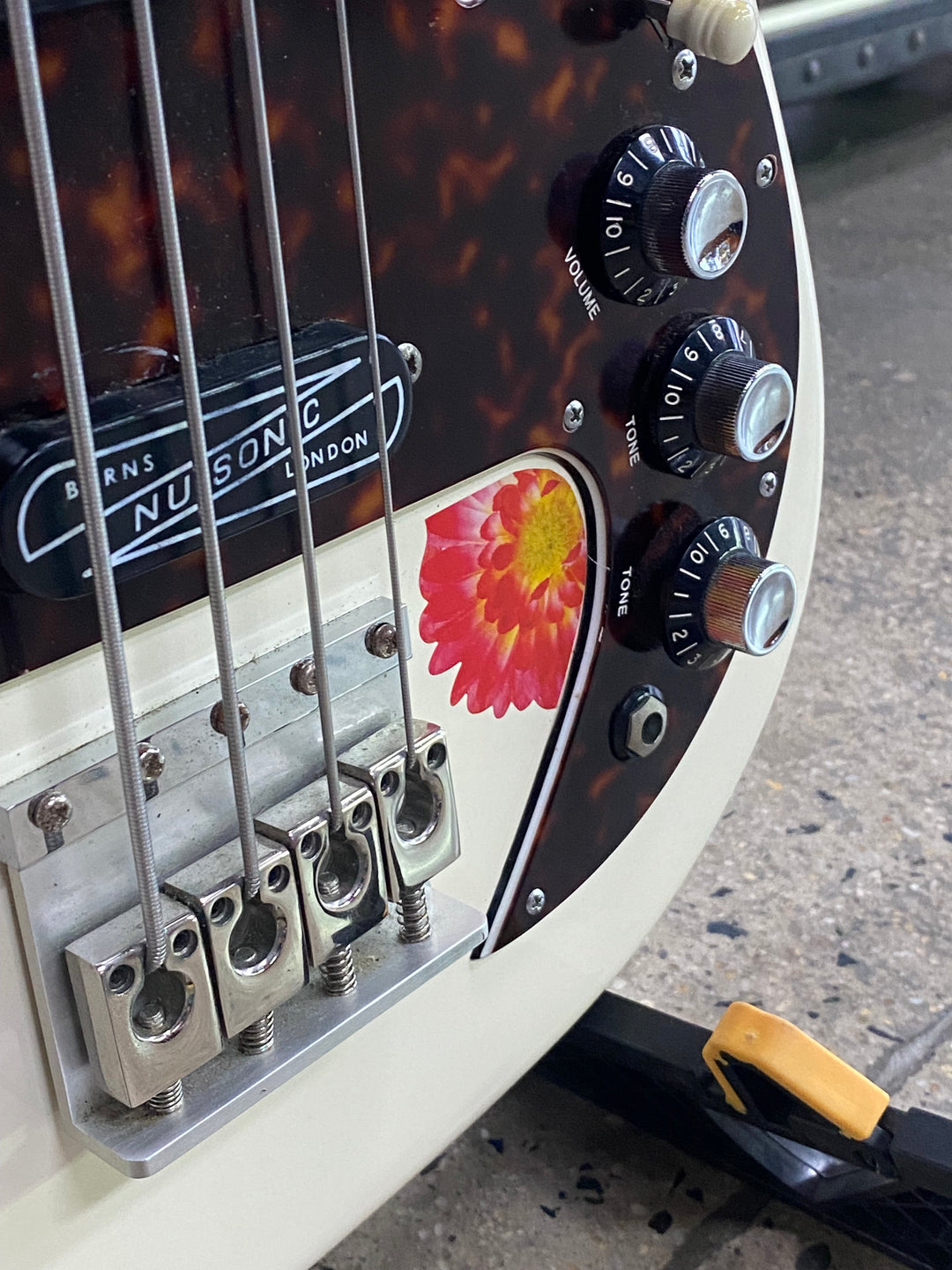 Burns London 2014 Shadows Bass Japan Exclusive Model w/bag | White ***pre loved***