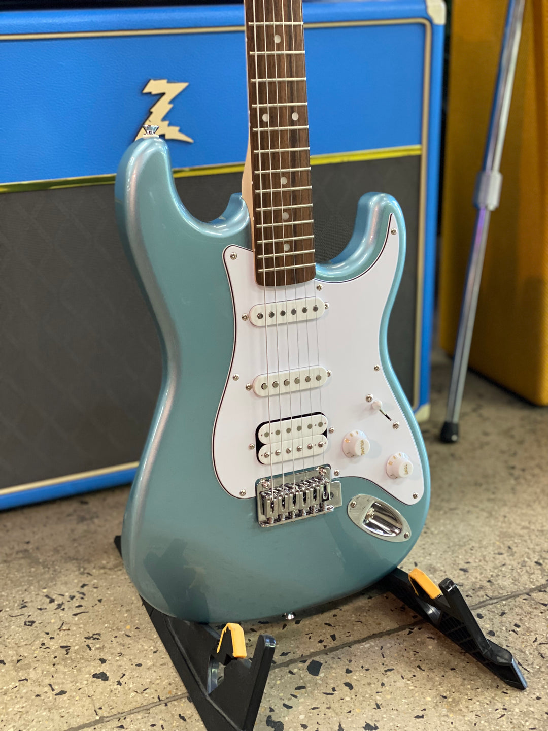 Squier Affinity Series Stratocaster Junior HSS | Ice Blue Metallic