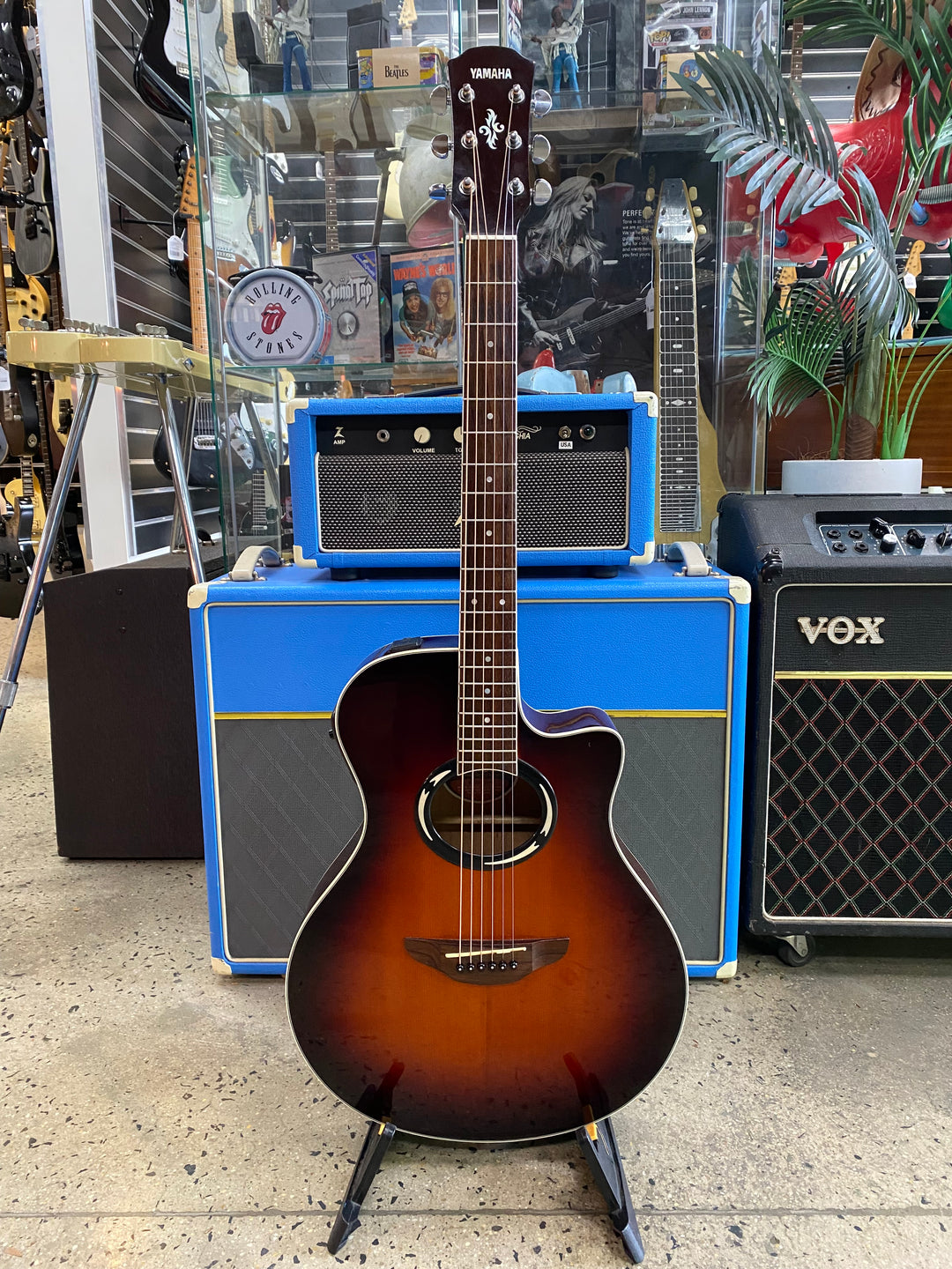Yamaha APX500 V1 Thinline Acoustic Electric Guitar OVS W/bag ***Pre Loved***