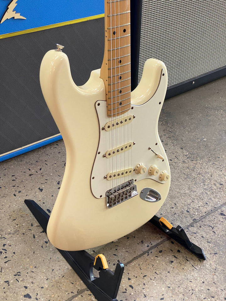 Fender 2019 American Pro Strat Maple w/case | Olympic White ***Pre Loved***