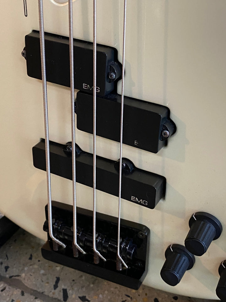 Bass Maniac by Tune Active Bass Guitar wbag | White ***pre loved***