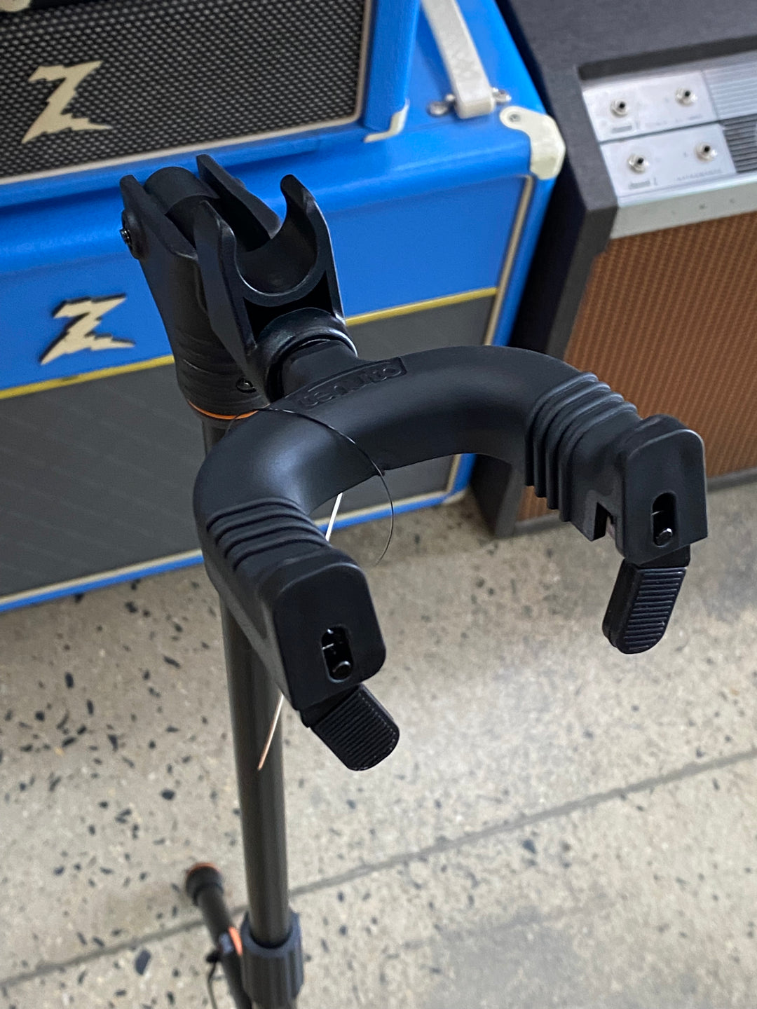 Tenuto Hanging Guitar Stand Self Locking