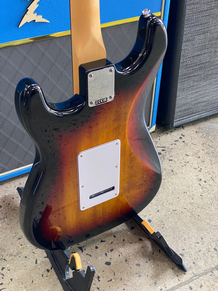 Fender Standard Stratocaster | 3-Colour Sunburst