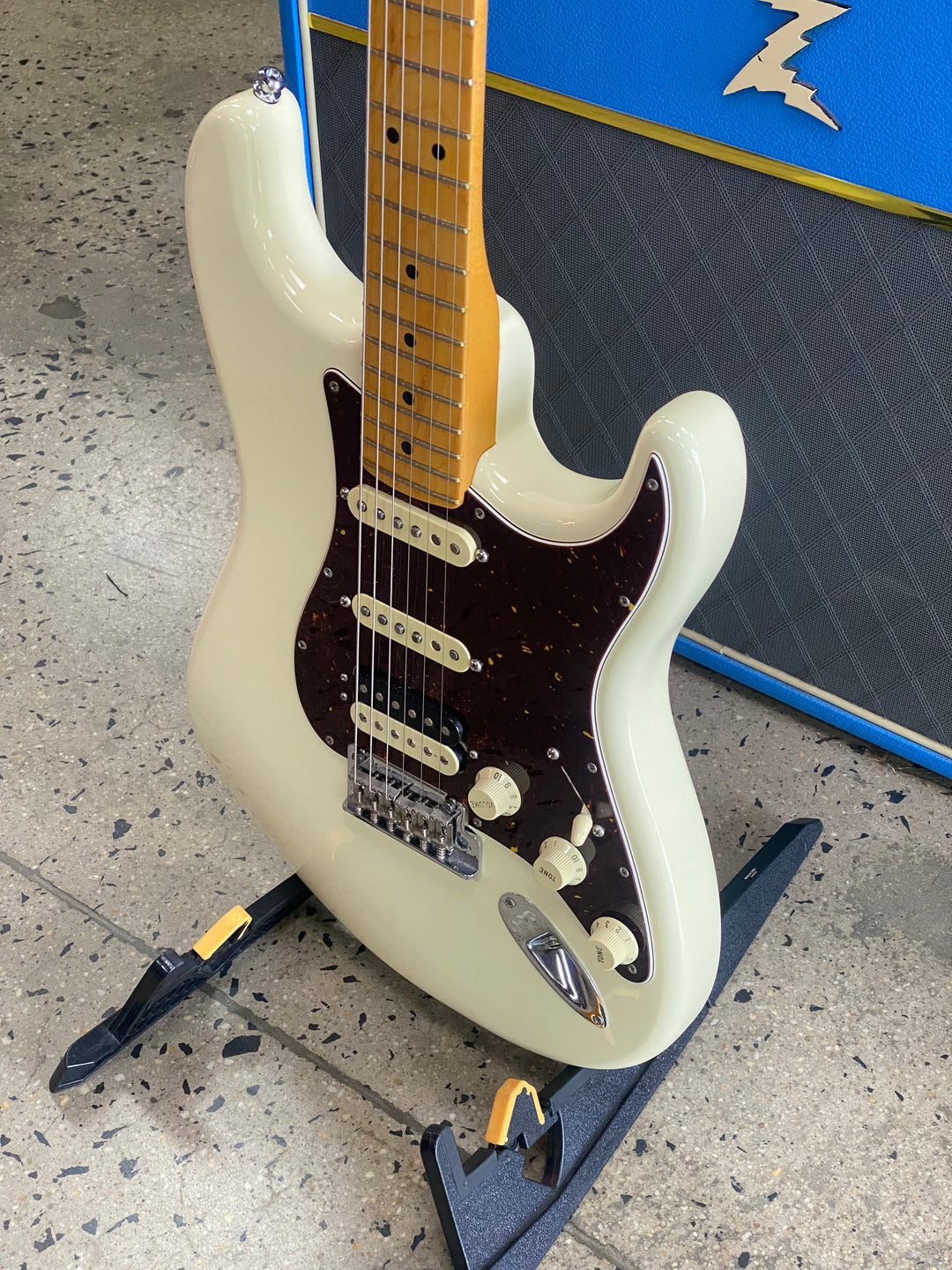 Fender 2023 AM Pro II Stratocaster HSS Maple Fingerboard OLW W/case ***Pre Loved***