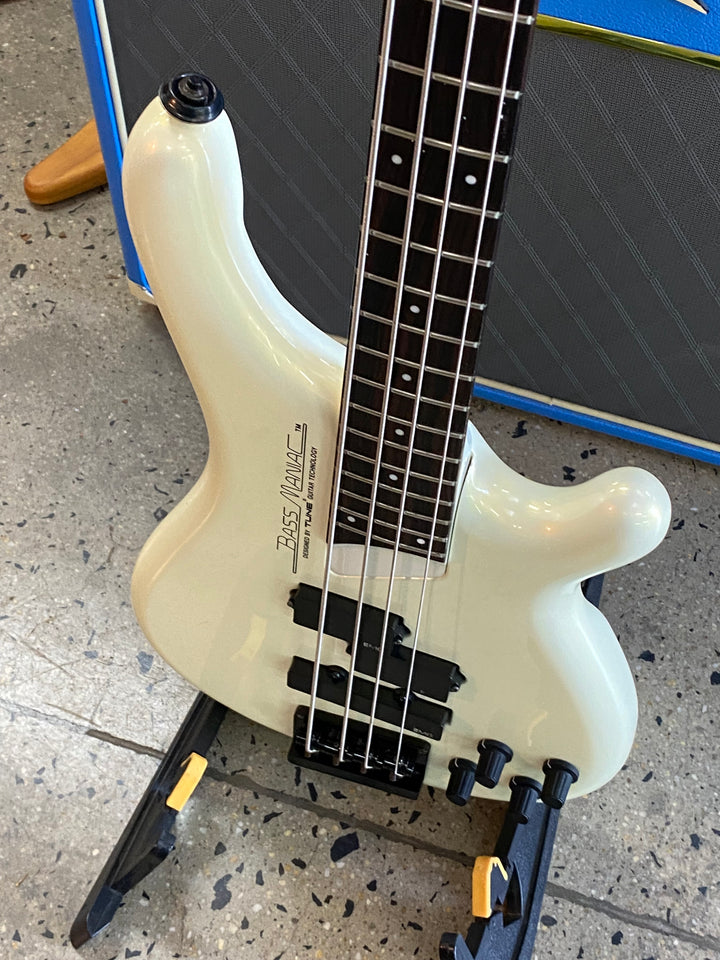 Bass Maniac by Tune Active Bass Guitar wbag | White ***pre loved***