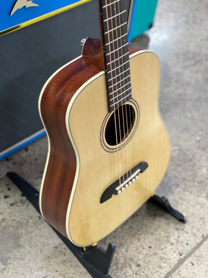 Alvarez RT26 Traveller Guitar | Natural